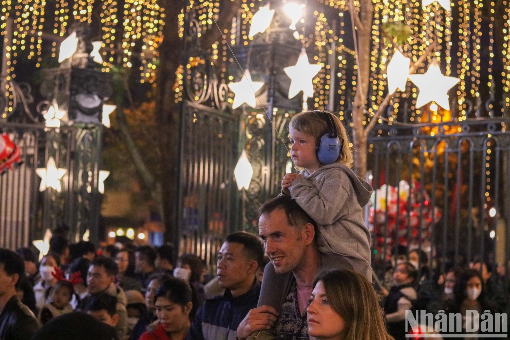 Năm nay Nhà thờ Hàm Long cũng được trang trí bằng hàng vạn bóng đèn led tạo nên một khung cảnh lung linh, huyền ảo. (Ảnh: NHẬT QUANG)