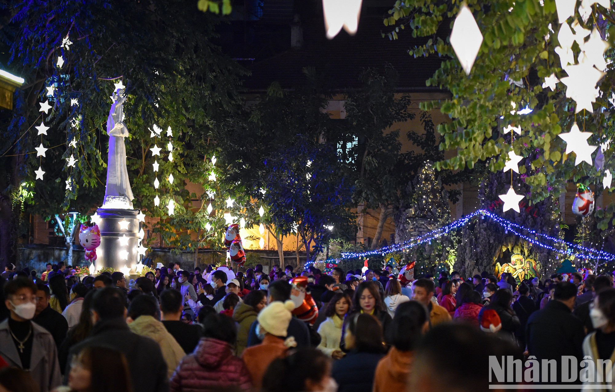 Vào 22 giờ tối 24/12, rất đông người dân đến Nhà thờ Cửa Bắc đón Giáng sinh an lành. (Ảnh: THÀNH ĐẠT)