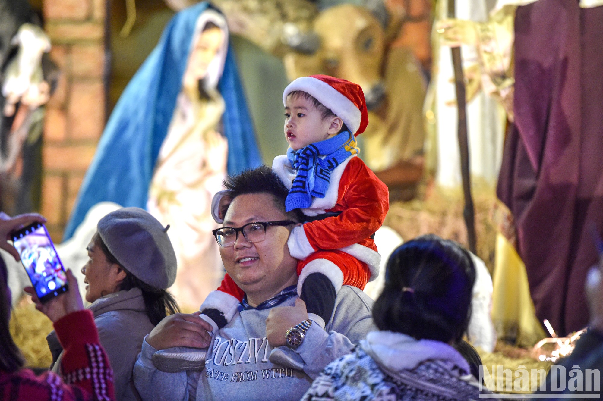 Nhiều gia đình mang trẻ nhỏ đi đón Giáng sinh. (Ảnh: THÀNH ĐẠT)