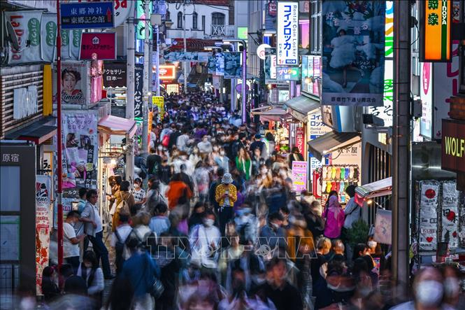 Ngày 15/11/2022 trở thành cột mốc mới trong hành trình phát triển của xã hội loài người khi dân số thế giới chính thức đạt 8 tỷ người. Trong ảnh: Cảnh đông đúc tại thủ đô Tokyo, Nhật Bản, ngày 10/10/2022. Ảnh: AFP/TTXVN