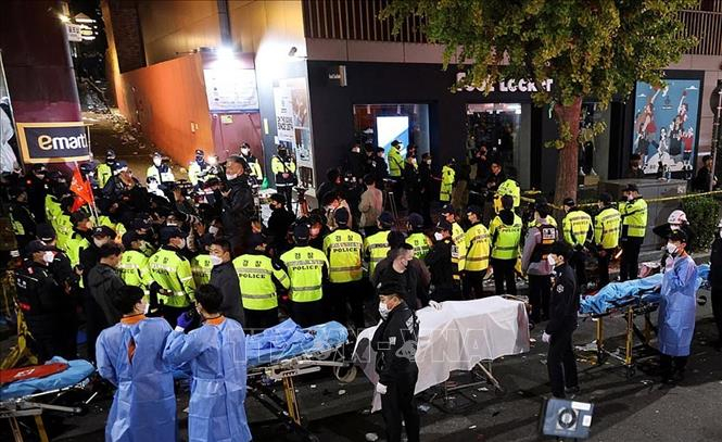 Lực lượng cứu hộ làm nhiệm vụ tại hiện trường vụ giẫm đạp ở Seoul, Hàn Quốc, ngày 29/10/2022. Ảnh: Reuters/TTXVN