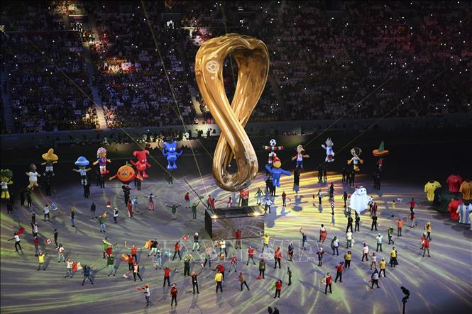 Ngày 20/11/2022, lễ khai mạc Vòng chung kết Giải vô địch bóng đá thế giới - World Cup 2022 - diễn ra ấn tượng, đặc sắc và mang đậm dấu ấn văn hoá nước chủ nhà Qatar trên sân Al Bayt. Chủ đề của lễ khai mạc gồm có 7 màn nêu bật ý nghĩa về sự gắn kết, gạt bỏ những khác biệt và bất đồng, kết nối các dân tộc, các màu da trong một niềm say mê chung: bóng đá. Ảnh: THX/TTXVN