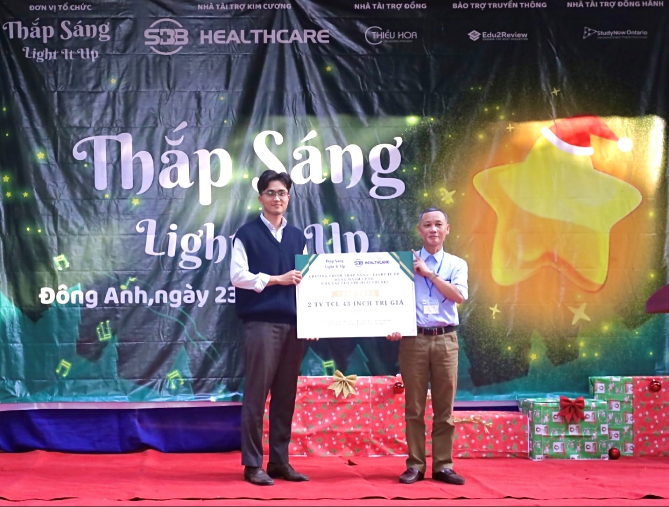 Anh Dương Ngọc Khánh (Đại diện Nhà tài trợ Kim Cương)  -  Giám đốc Công ty Cổ phần Dịch Vụ Y Tế SBB, đại diện Nhà tài trợ trao quà cho nhà trường