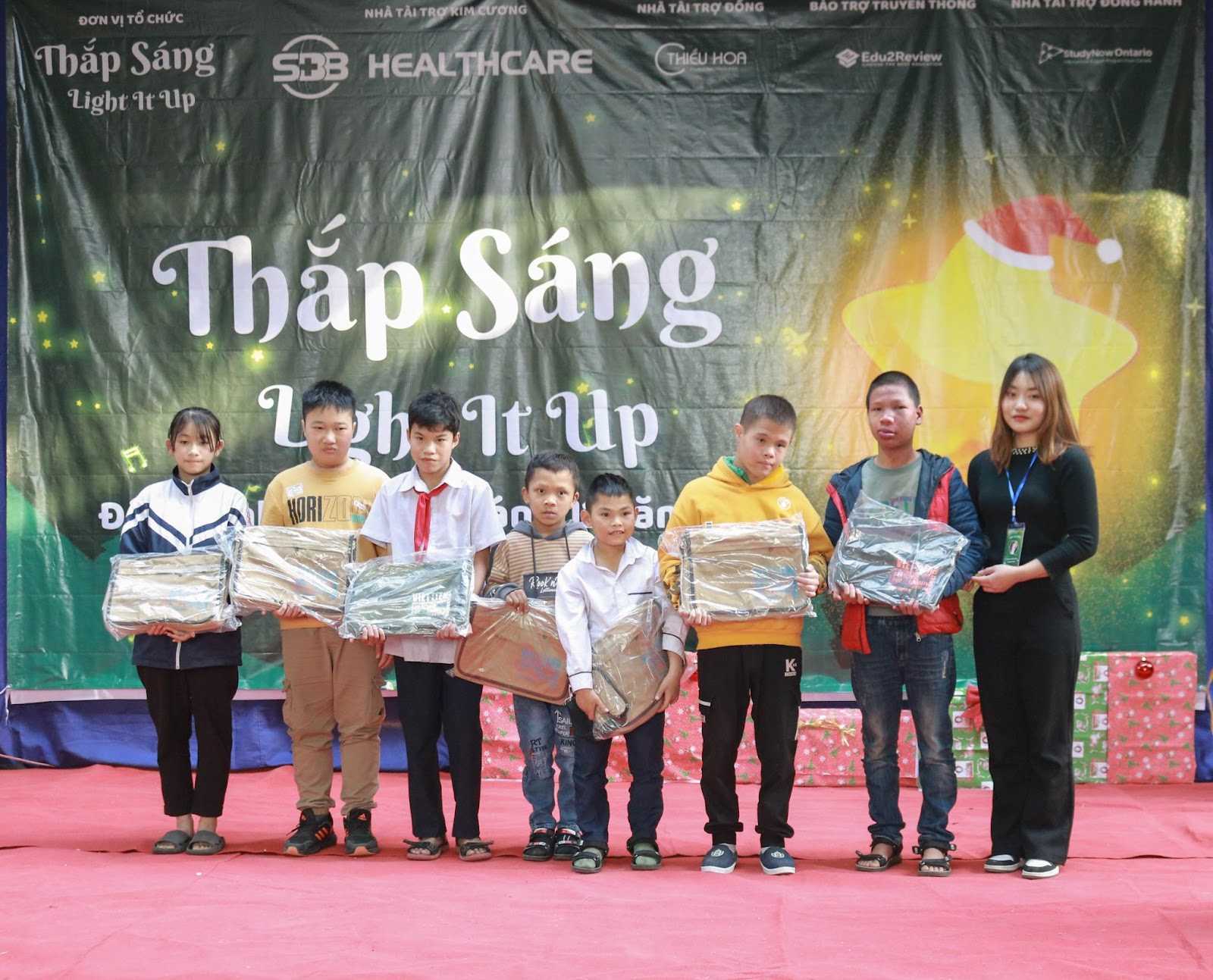 Trao quà cho 7 em học sinh có hoàn cảnh khó khăn