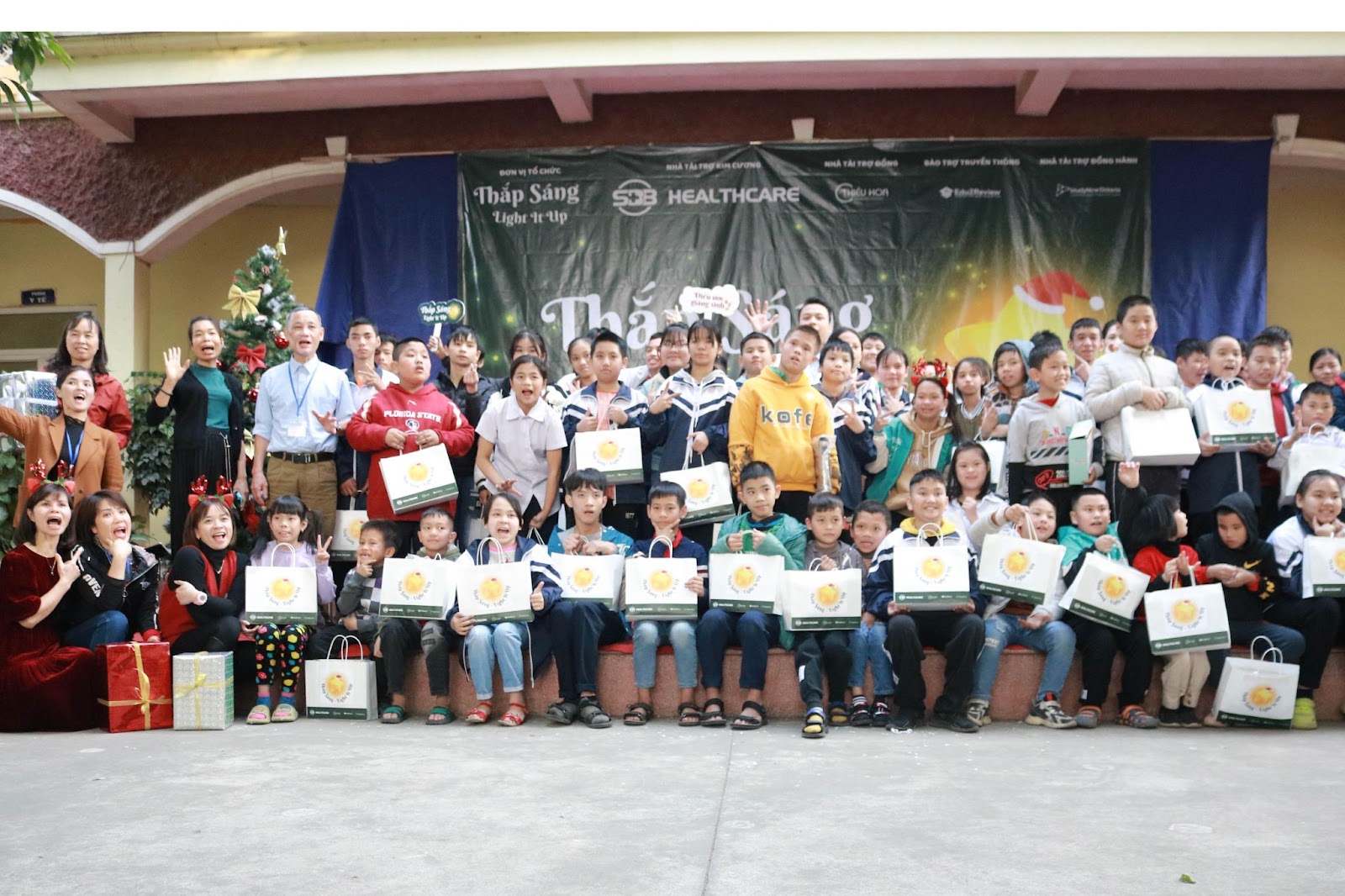 Thầy, cô và các em học sinh ở Trường Chuyên biệt Bình Minh