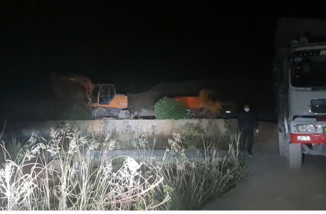 Quảng Ninh: Đất tặc hoành hành giữa đêm, người dân mất ngủ vì tiếng gầm rú của động cơ