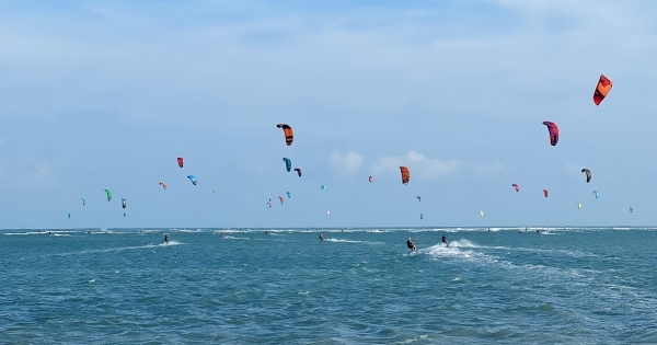 Đại tiệc lướt ván diều quốc tế 2022 trên biển Ninh Chữ