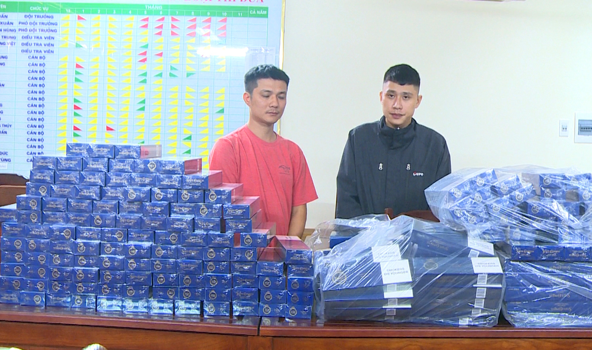 Đối tượng Ho&agrave;ng Ngọc Minh v&agrave; Cẩm Trường Giang c&ugrave;ng tang vật vụ &aacute;n