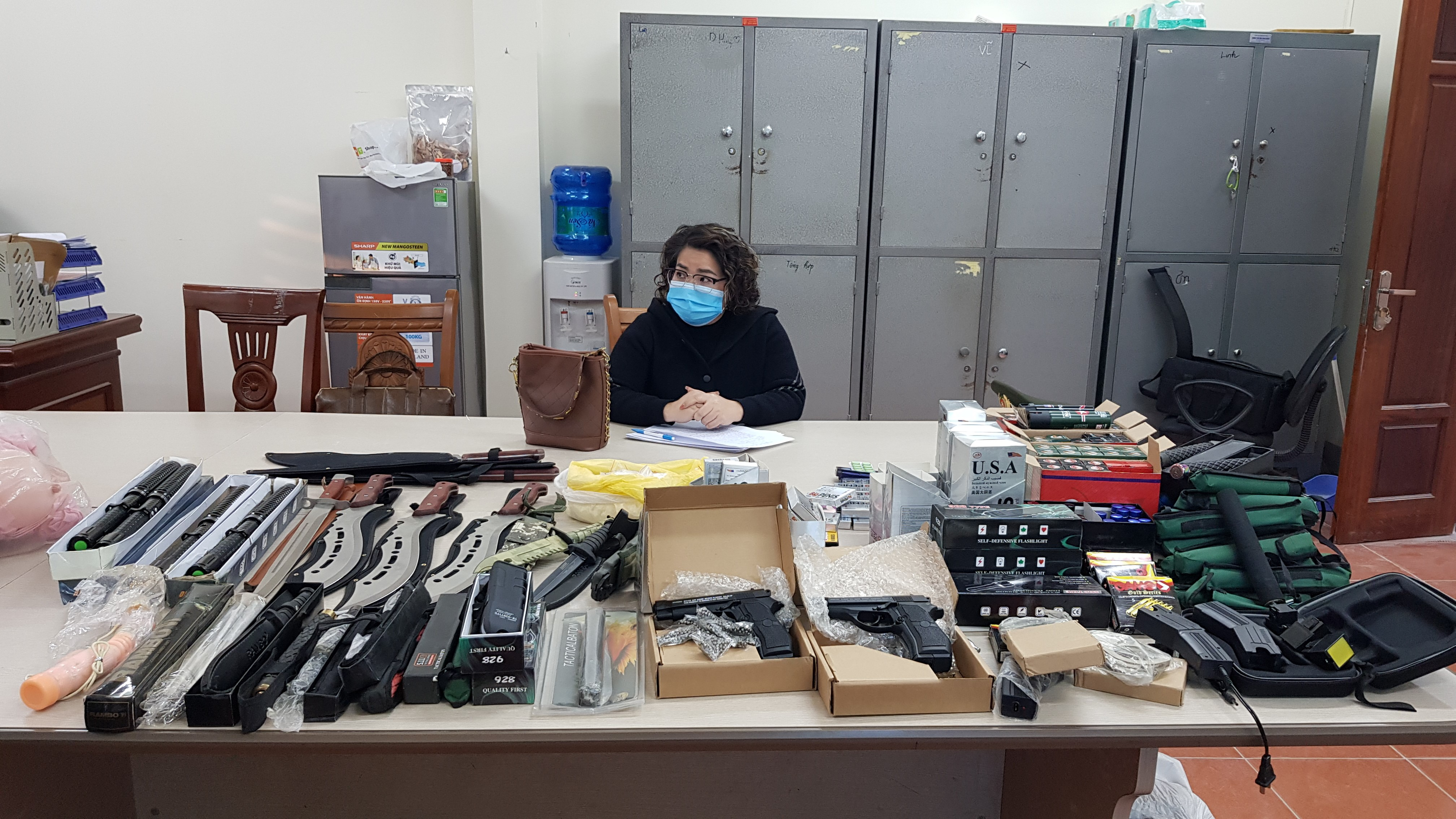 Đối tượng c&ugrave;ng tang vật vụ &aacute;n