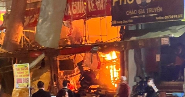 Sau một tiếng nổ như bom, cả ngôi nhà sửa chữa xe máy đổ sập, bốc cháy