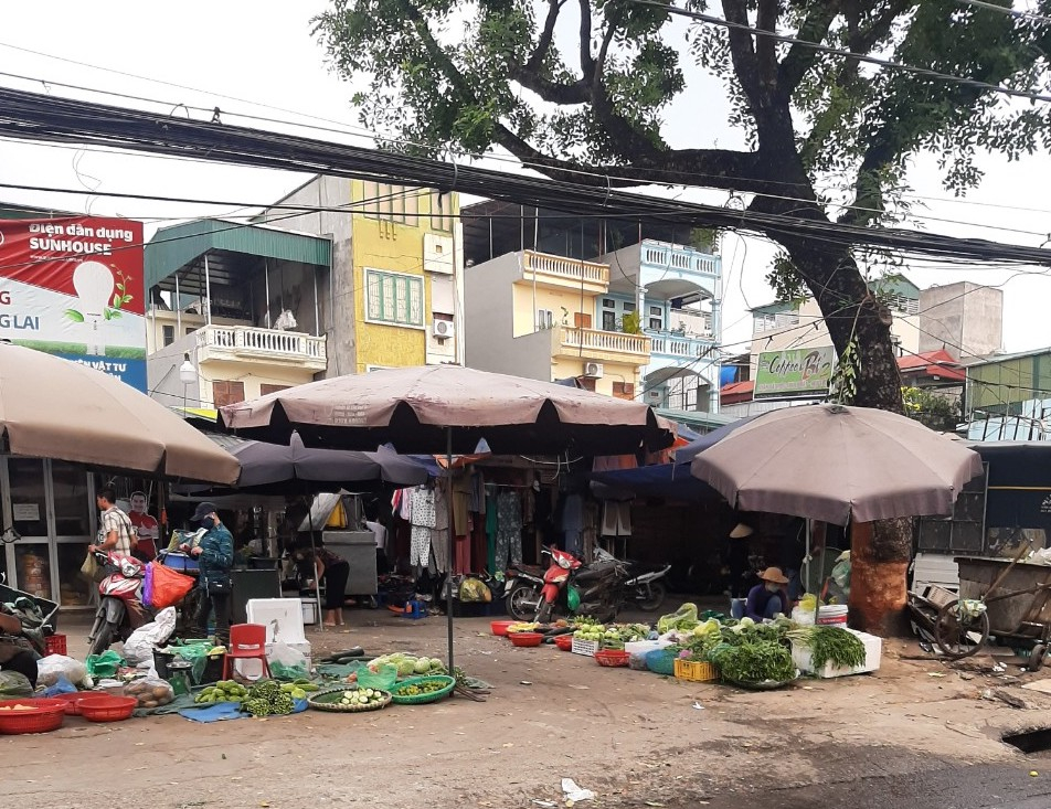 Người dân tràn ra đường để họp, mặc dù có chợ.