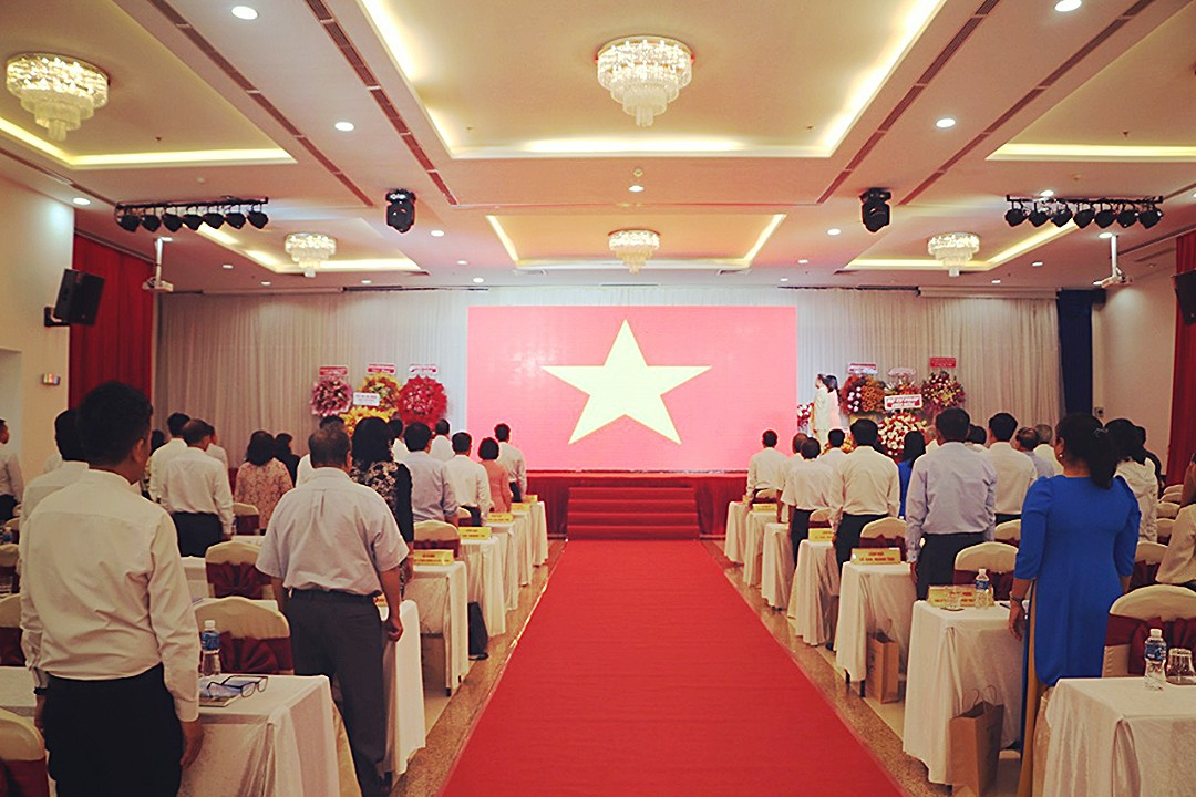 Các đại biểu thực hiện nghi thức Chào cờ tại buổi lễ.