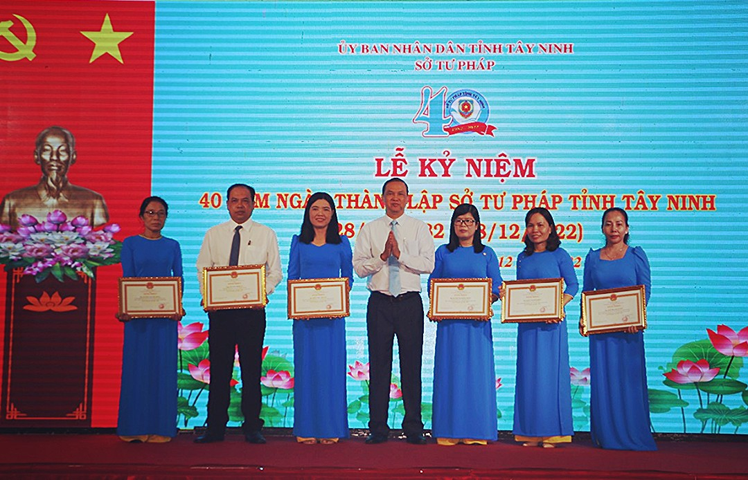 UBND tỉnh đã tặng Bức trướng cho Tập thể Sở Tư pháp và có Quyết định tặng Bằng khen cho 07 cá nhân có thành tích xuất sắc.