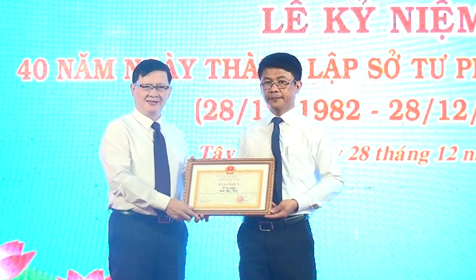 Bộ Tư pháp đã có Quyết định khen thưởng Tập thể Sở Tư pháp Tây Ninh có thành tích xuất sắc trong quá trình 40 năm xây dựng và phát triển.