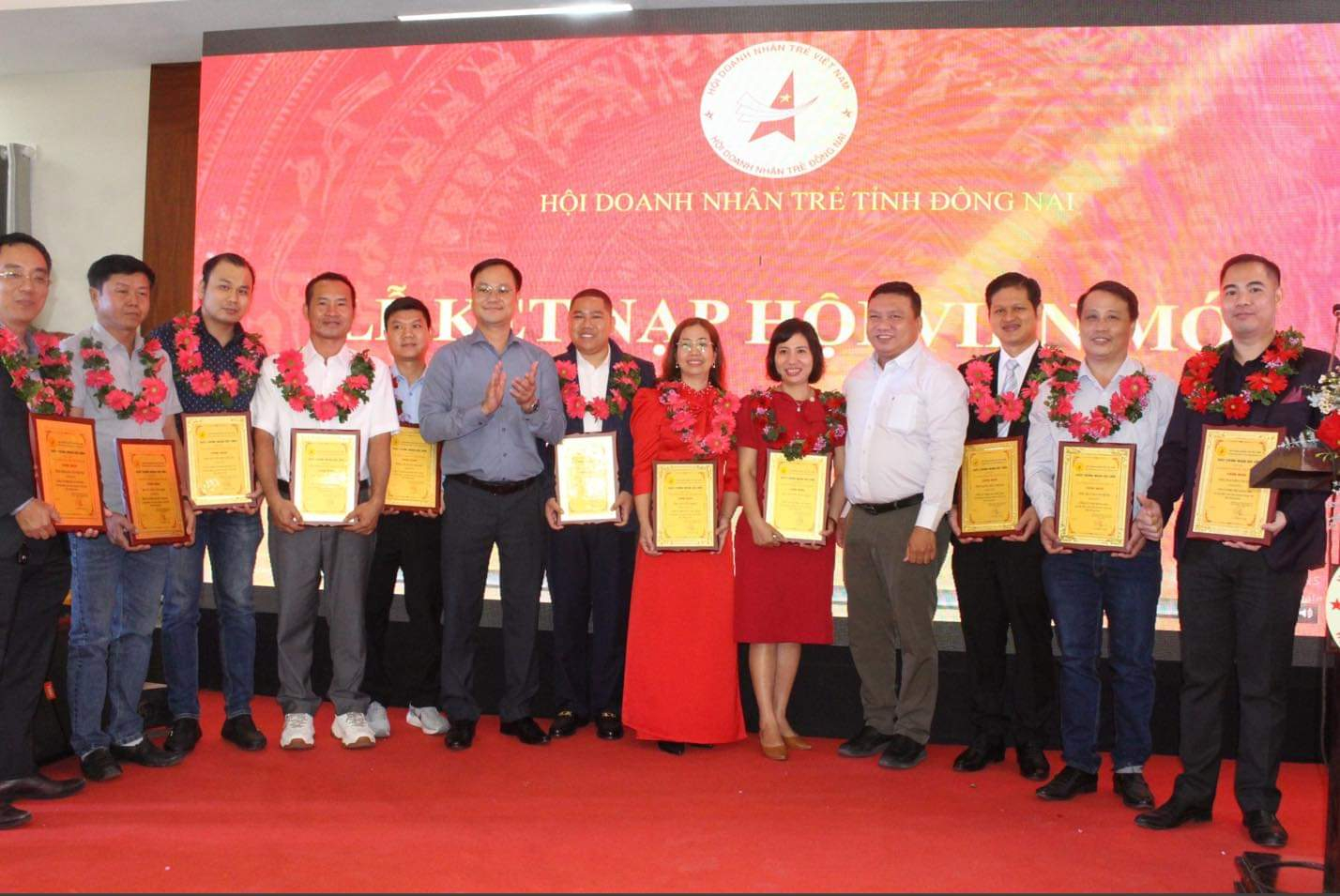 Kết nạp hội viên mới vào Hội doanh nhân trẻ Đồng Nai.