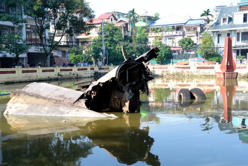 Phần thân “pháo đài bay” B-52 rơi xuống hồ Hữu Tiệp.