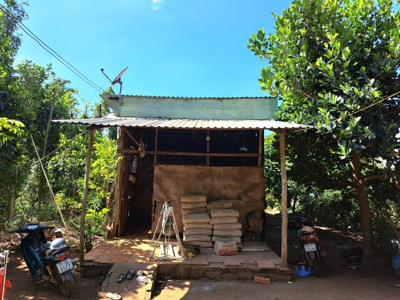 Căn nhà có sự hỗ trợ của tỉnh đang được xây dựng của gia đình anh Nguyễn Minh Nghĩa