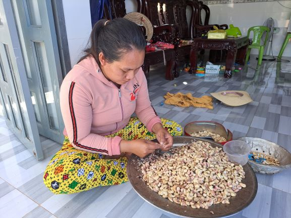 Phụ nữ dân tộc ChơRo làm thêm lúc nông nhàn