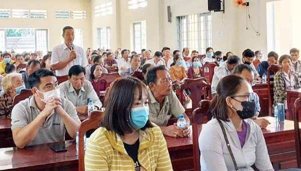 Người d&acirc;n x&atilde; Hưng Lộc ph&aacute;t biểu &yacute; kiến li&ecirc;n quan đến việc bồi thường, hỗ trợ từ dự &aacute;n.