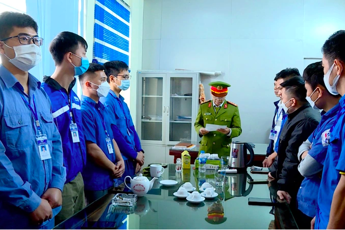 Công an tỉnh Bắc Ninh đọc lệnh khởi tố 14 đối tượng.