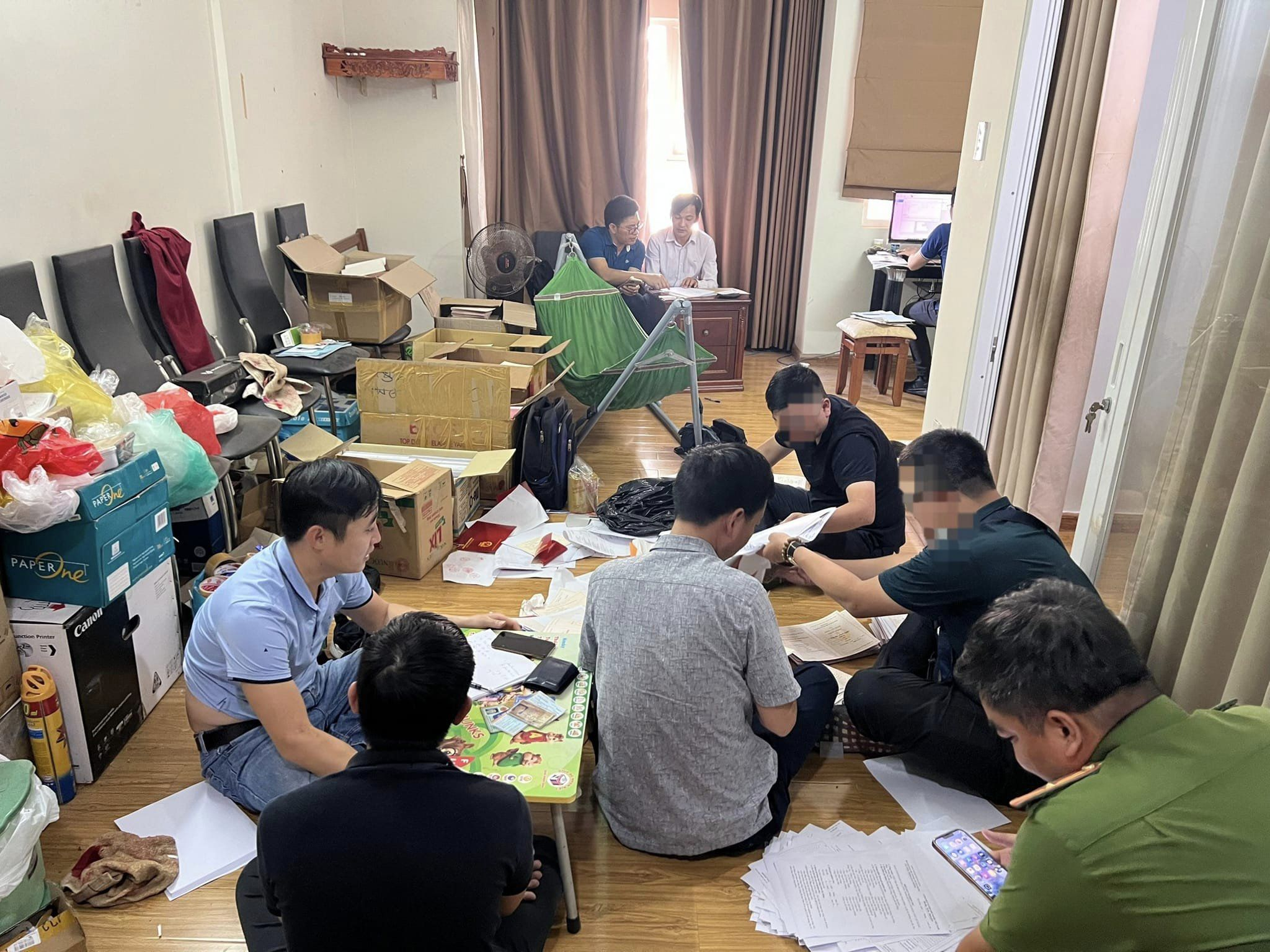 Lực lượng chức năng kiểm tra hiện trường.