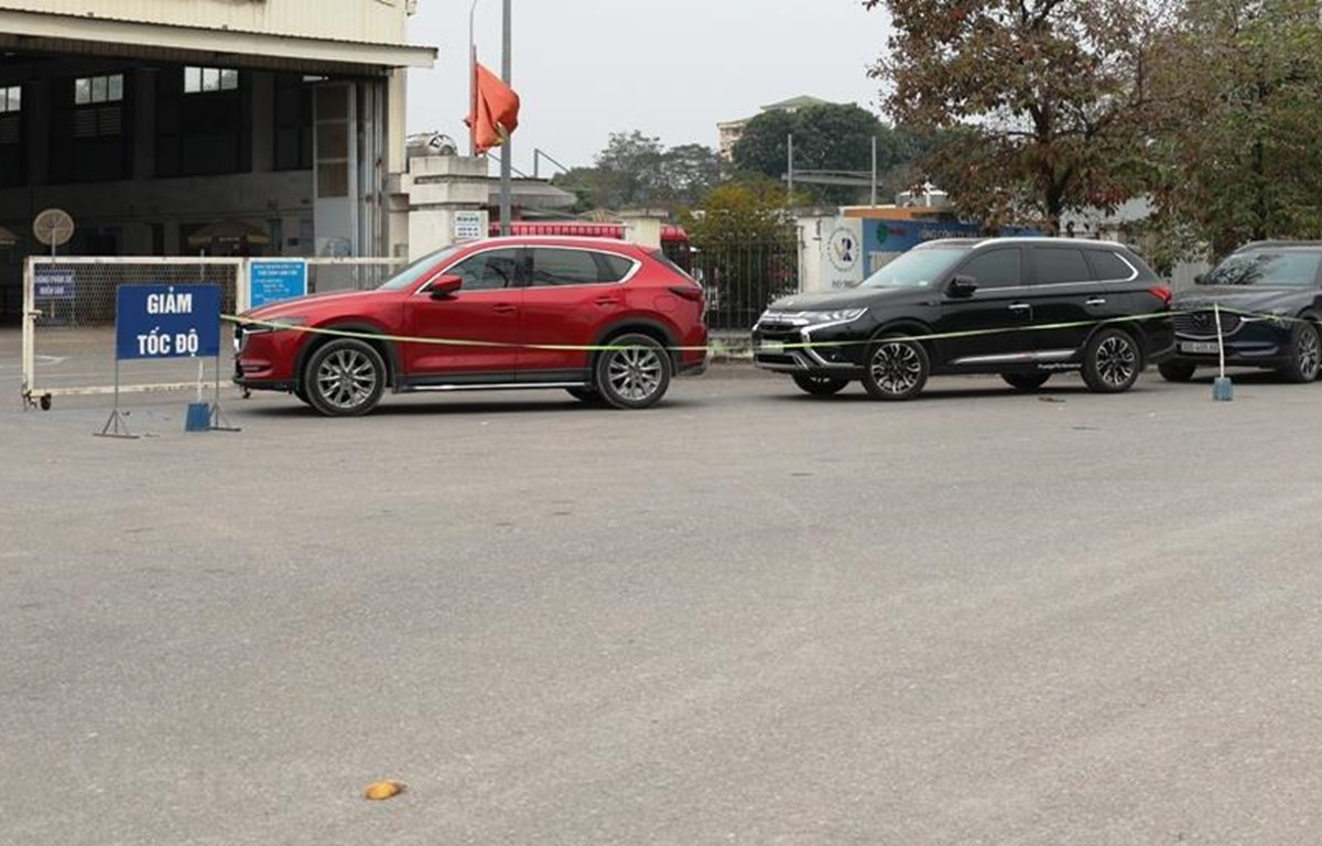 Dòng xe xếp hàng dài chờ đến lượt vào làm thủ tục đăng kiểm phương tiện. (Ảnh: Minh Hiếu/Vietnam+)