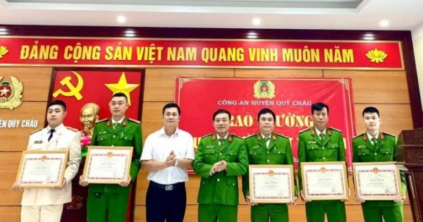 Trao thưởng các cá nhân, tập thể trong vụ bắt nghi phạm cướp giật tài sản tại huyện Quỳ Châu