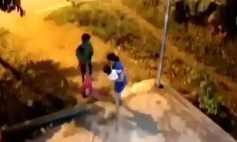 Ông bố ở Thanh Hóa cầm chân con gái ném ra đường (Ảnh CTV)