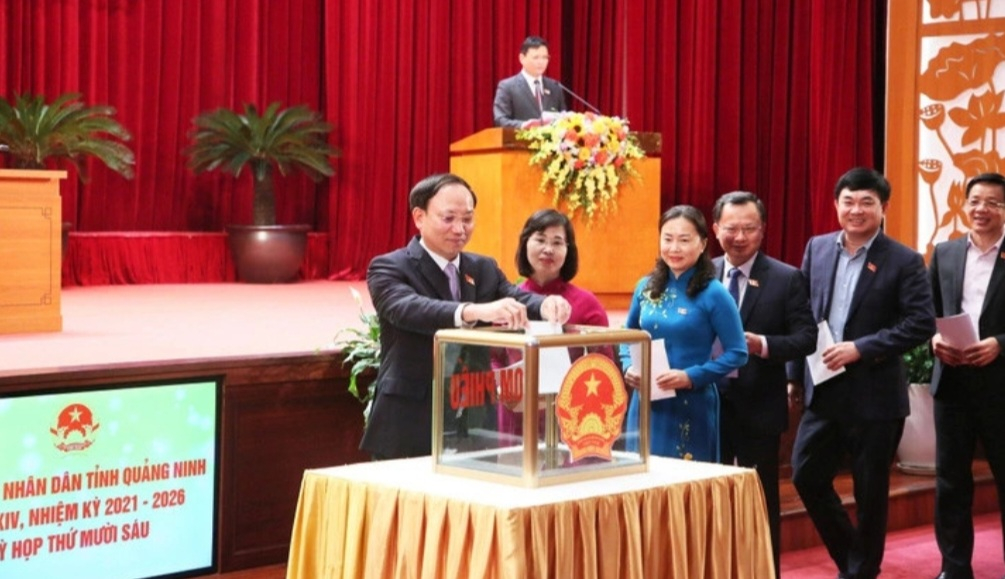 C&aacute;c đại biểu HĐND tỉnh Quảng Ninh bỏ phiếu t&iacute;n nhiệm đối với 27 chức danh do HĐND tỉnh bầu. Ảnh CTTĐT tỉnh Quảng Ninh.