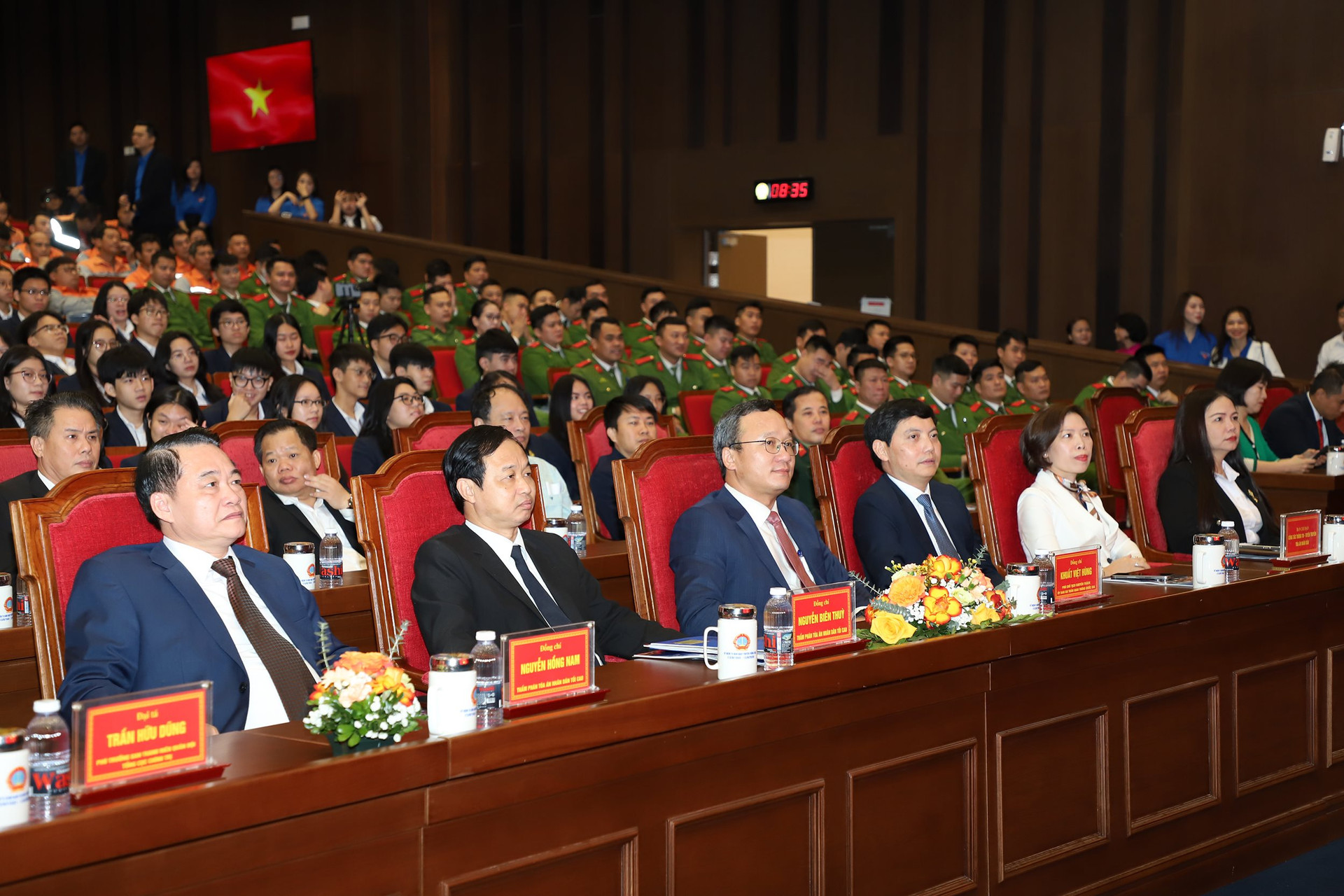 Các đại biểu tham dự.