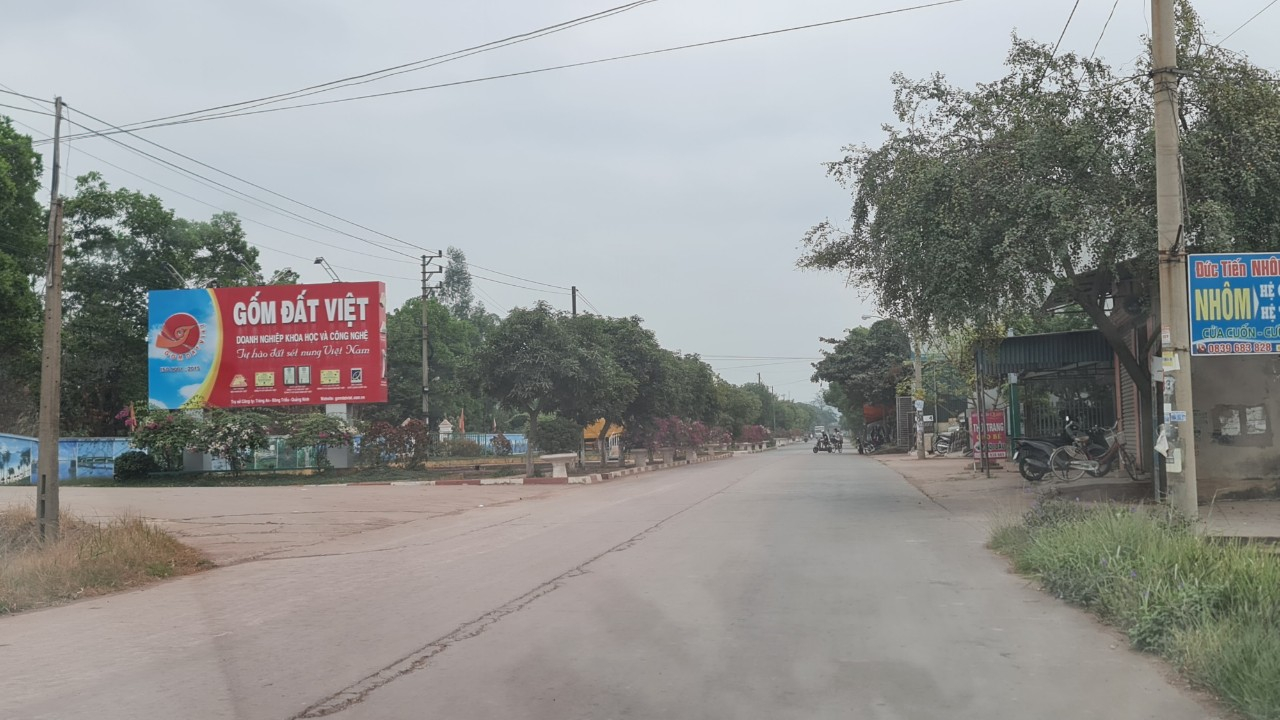 Các xe tải sau khi ăn đất từ Công ty CP gốm Đất Việt.