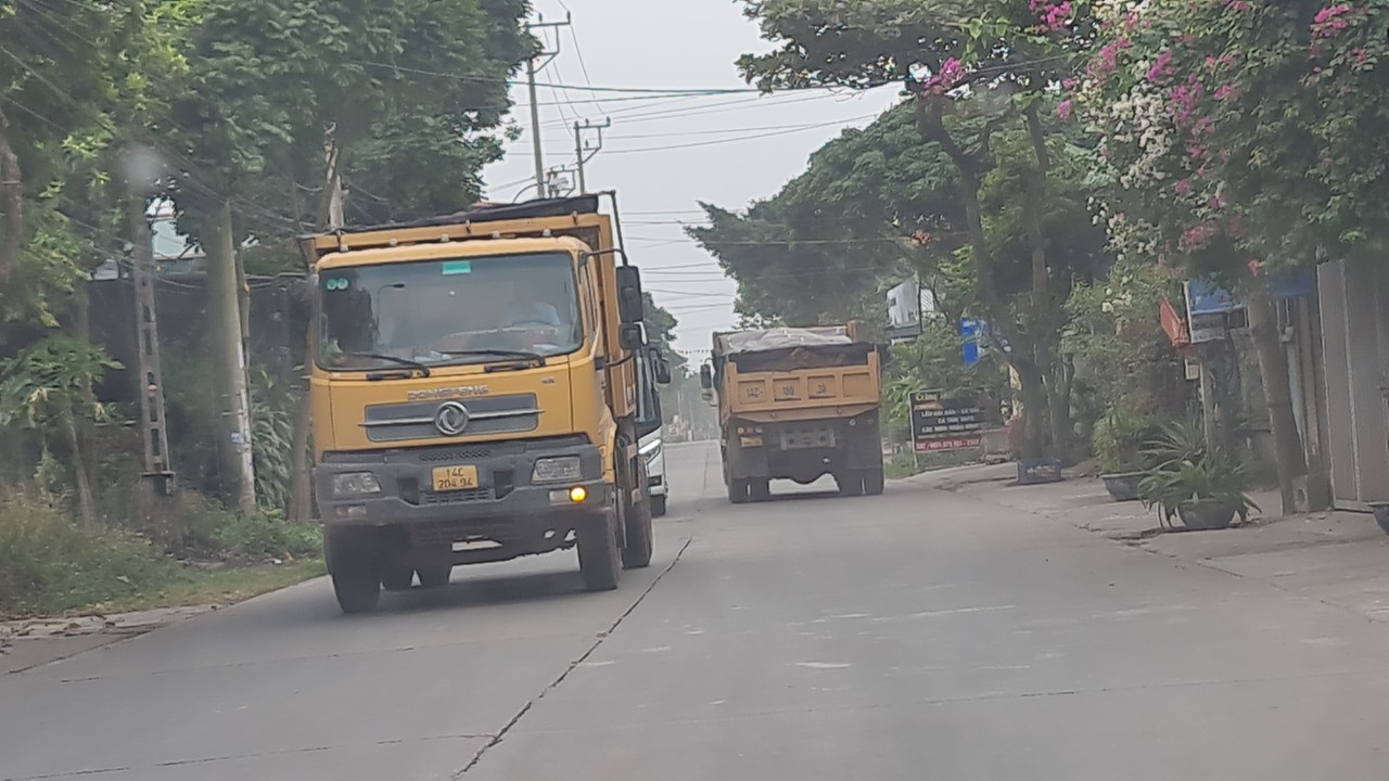 Sau khi ăn đất từ mỏ đất của Công ty CP gốm Đất Việt các hung thần đường phố này chạy nhanh, bấm còi inh ỏi trong khu dân cư.