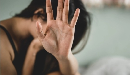 Rủ bạn gái về ăn sinh nhật mình rồi chuốc say cho cả nhóm cưỡng hiếp