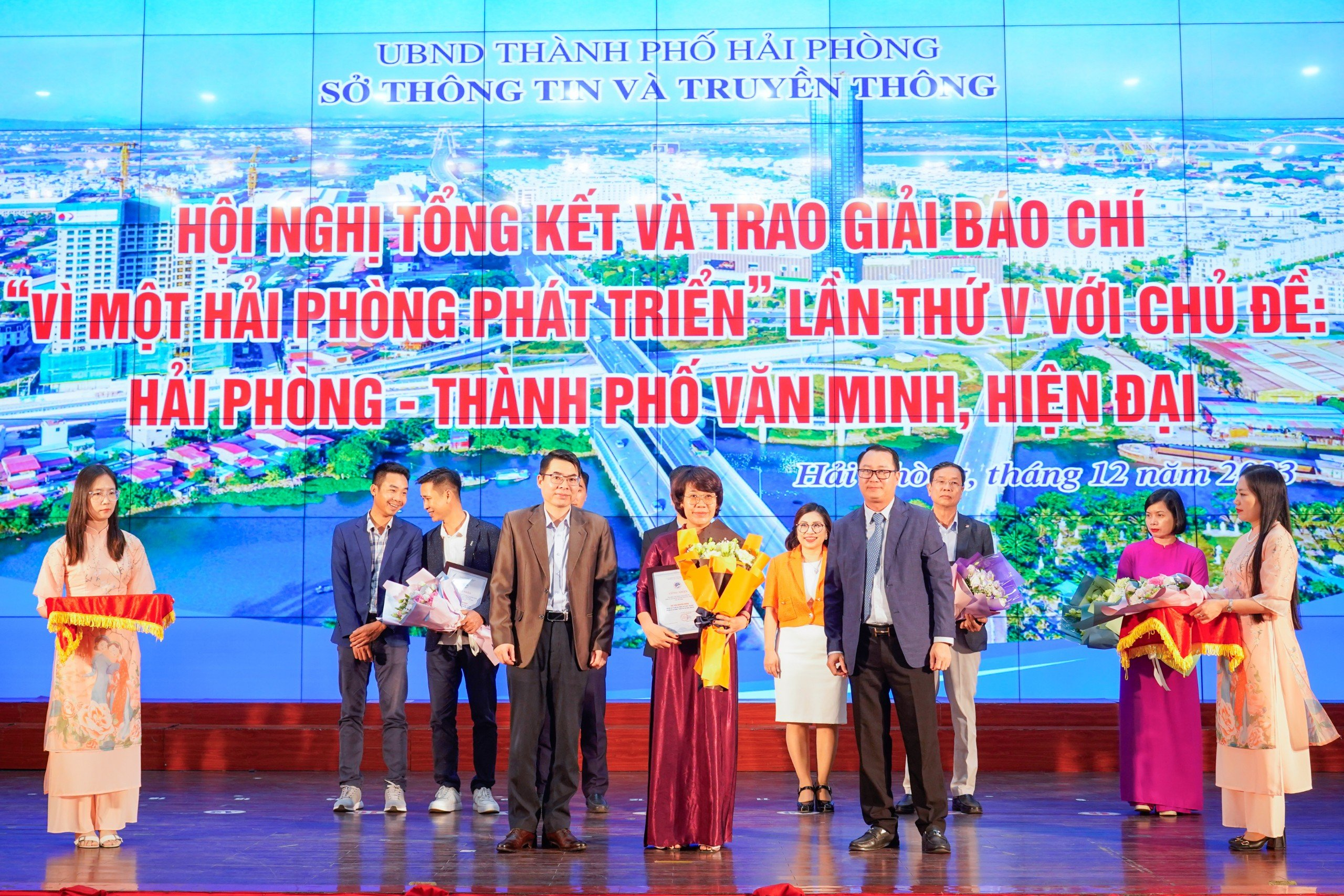 Tác phẩm: Hải Phòng: Khắc phục những trở lực, tạo môi trường thật sự thuận lợi cho doanh nghiệp của tác giả: Phạm Thị Thu Hằng, Báo Pháp luật Việt Nam đạt giải Khuyến khích.