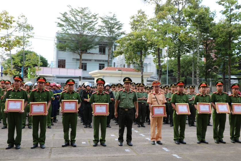 Tặng giấy khen cho các cá nhân có thành tích.