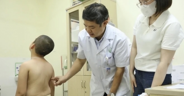 Vì sao ngày càng nhiều học sinh Việt Nam bị cong, vẹo cột sống?