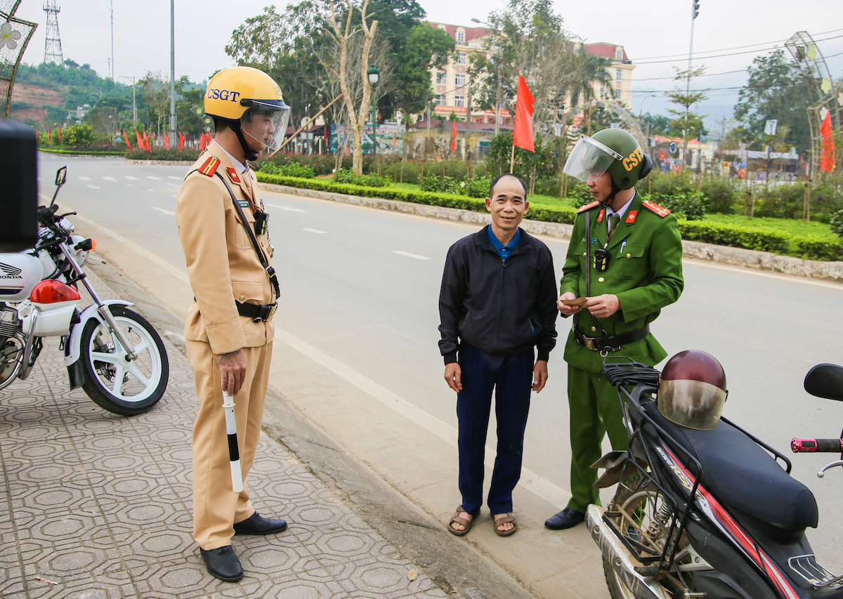 Cán bộ Đội Cảnh sát giao thông Công an huyện Quang Bình kiểm tra hành chính người tham gia giao thông