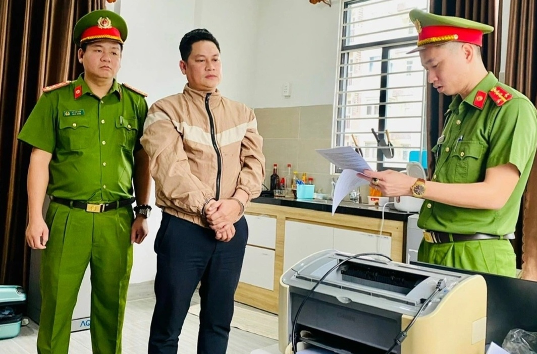 Công an đọc lệnh bắt Trương Quốc Thái (Ảnh: Công an Đà Nẵng).