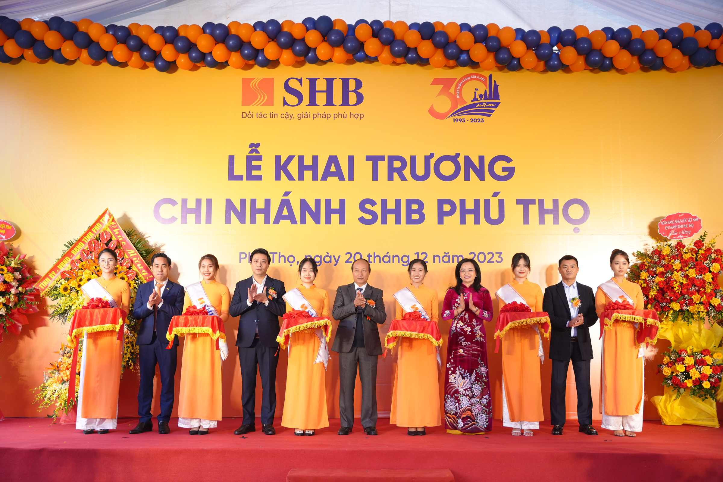 Ngày 20/12, SHB Phú Thọ gia nhập thị trường tài chính địa bàn tỉnh Phú Thọ, hứa hẹn sẽ phục vụ tốt hơn thị trường dịch vụ ngân hàng bán lẻ đầy tiềm năng khu vực Đông Bắc Bộ