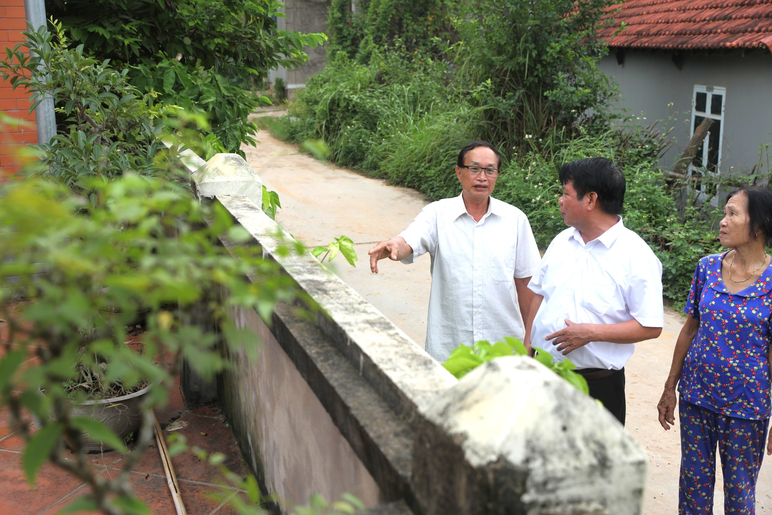 Ông Mã Hữu Khang à người tiên phong hiến đất mở đường, làm đường bê tông cho bà con đi lại.