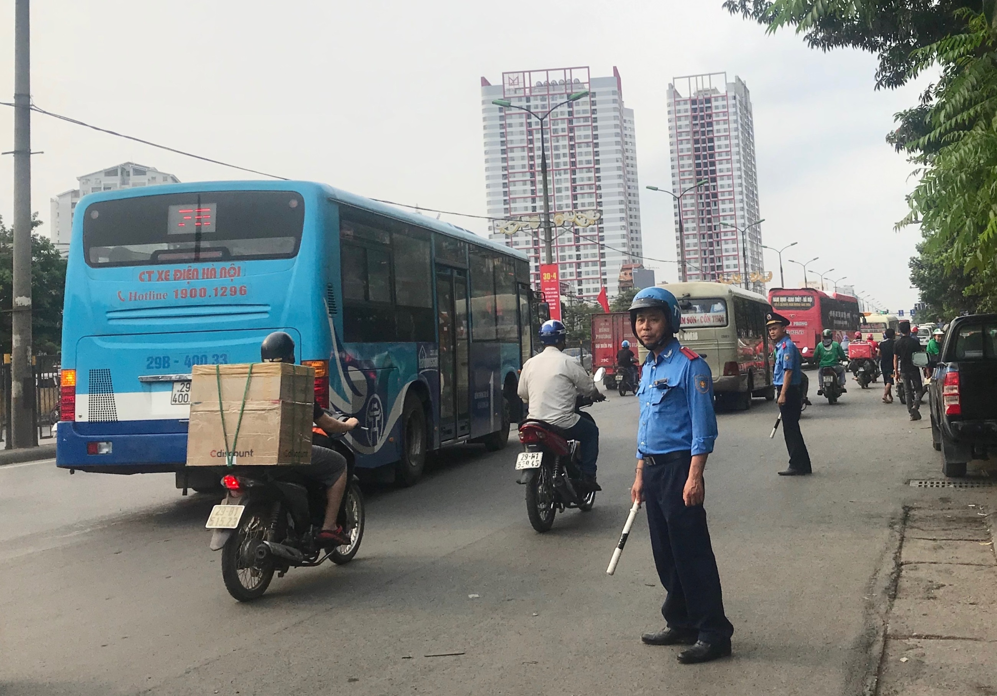 Hà Nội bố trí trực chốt ở hơn 100 vị trí nguy cơ ùn tắc, xử lý vi phạm trật tự ATGT - Ảnh 1.