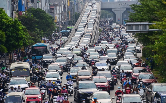 Hà Nội tăng cường lực lượng chốt trực tại hơn 100 vị trí nguy cơ ùn tắc