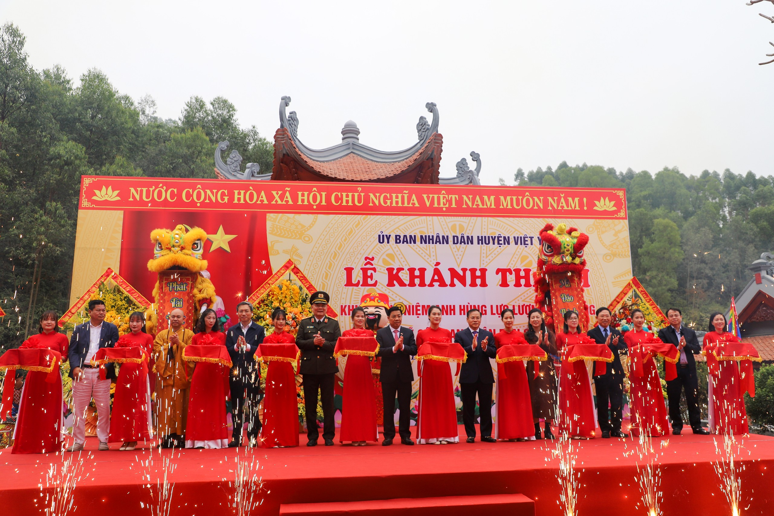 C&aacute;c đồng ch&iacute; l&atilde;nh đạo Bộ C&ocirc;ng an, tỉnh Bắc Giang v&agrave; huyện Việt Y&ecirc;n cắt băng kh&aacute;nh th&agrave;nh Khu tưởng niệm.