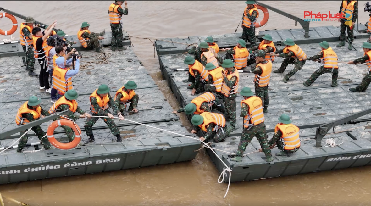 Phong Châu-Phú Thọ: Toàn cảnh các chiến sĩ Công binh bắc cầu phao qua sông Hồng