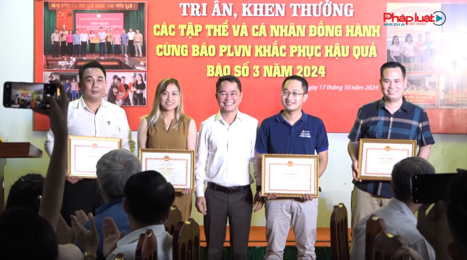 Tri ân, khen thưởng cá nhân, doanh nghiệp chung sức hỗ trợ đồng bào bão lũ