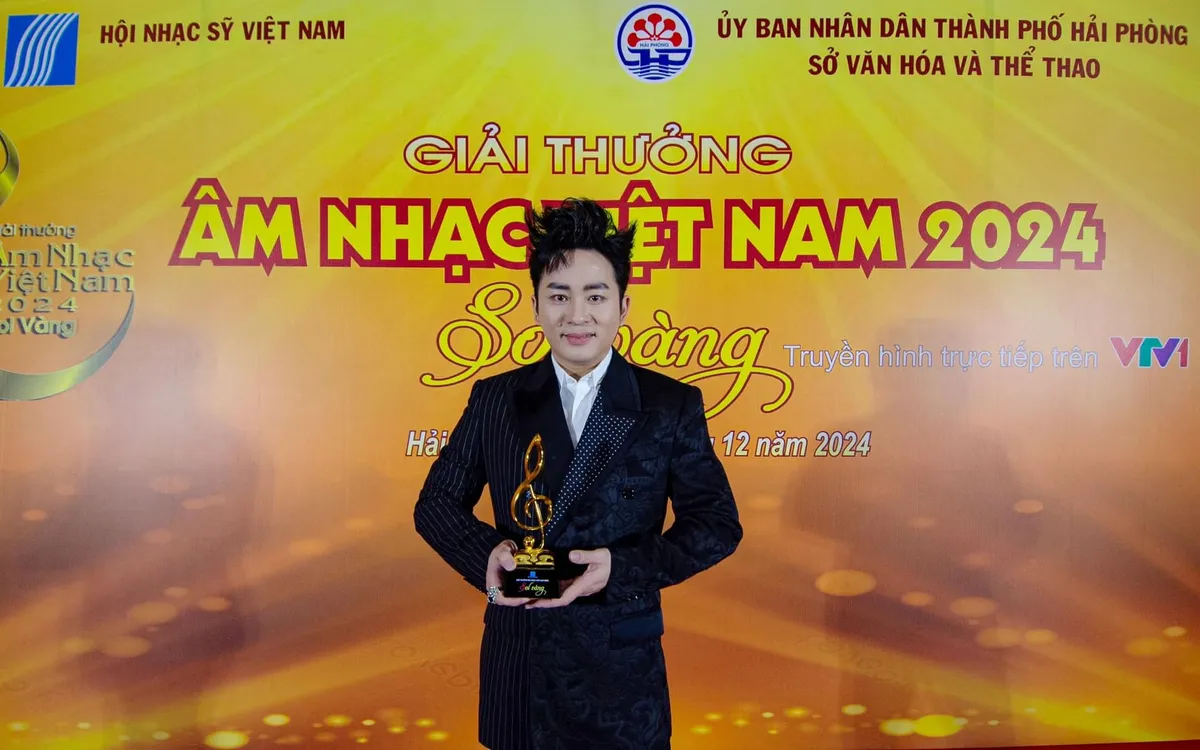 Đức Trí, Tùng Dương, Trần Mạnh Tuấn nhận giải Sol Vàng 2024 - Showbiz hôm nay #55