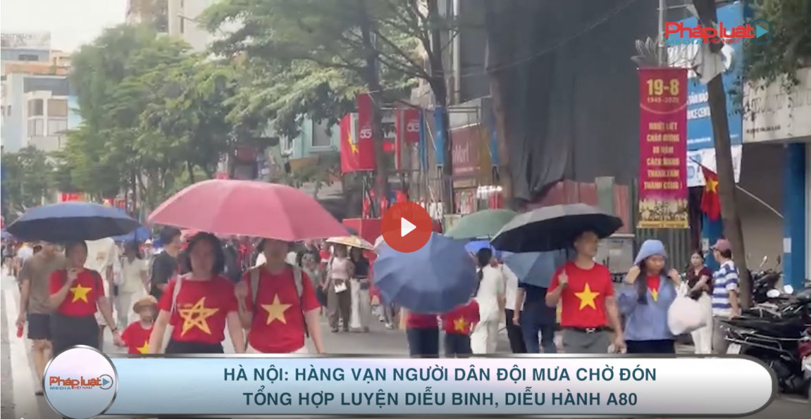 Hà Nội: Hàng vạn người dân đội mưa chờ đón tổng hợp luyện diễu binh, diễu hành A80
