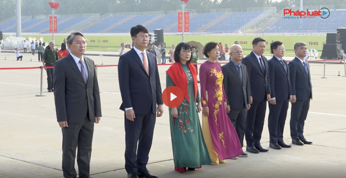 Đoàn công tác Bộ Tư pháp dâng hương, báo công tại Lăng Chủ tịch Hồ Chí Minh và Khu di tích lịch sử Bộ Tư pháp tại tỉnh Tuyên Quang