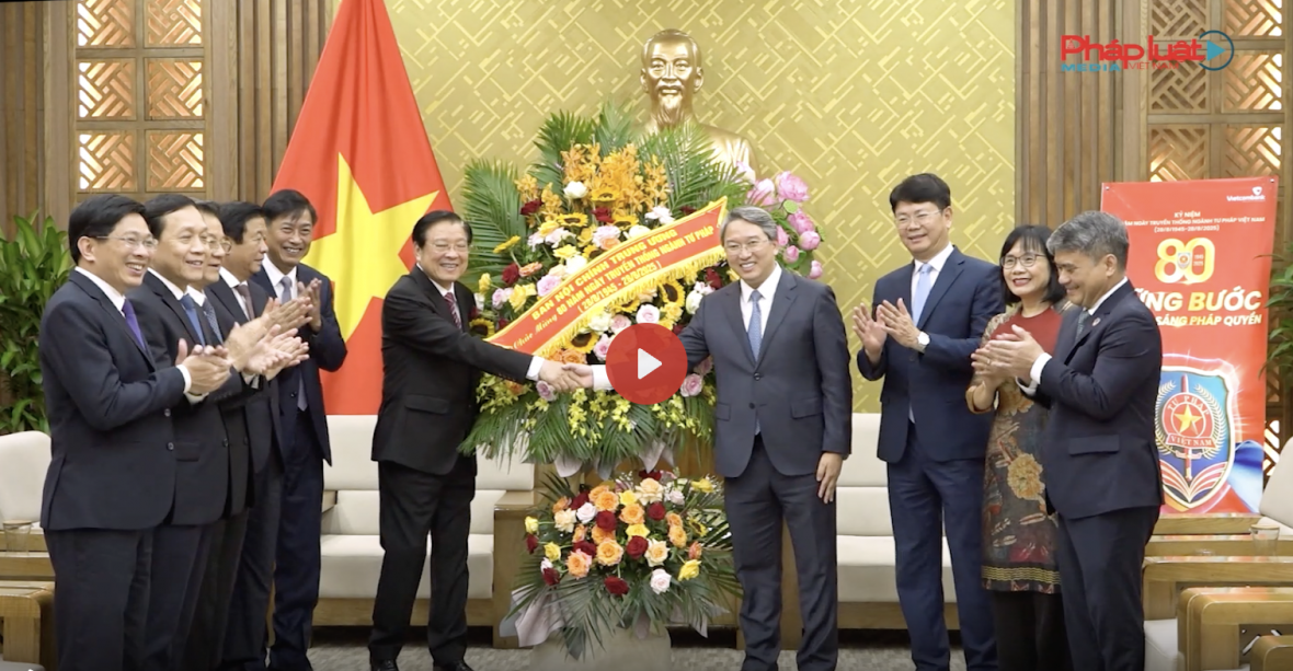 Đồng chí Phan Đình Trạc thăm và chúc mừng Bộ Tư pháp nhân dịp 80 năm thành lập ngành