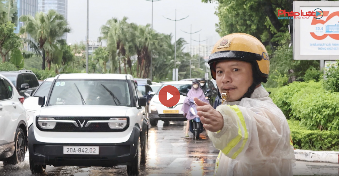 CSGT Hà Nội căng mình điều tiết giao thông trong mưa bão